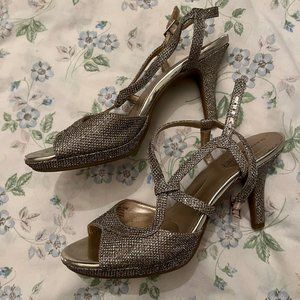 5/$25 Bandolino B•Flexible Shimmery Silver Heels